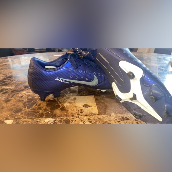 Nike Soccer Cleats - Picture 4 of 4